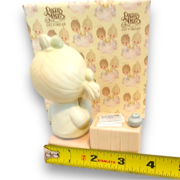 God Sends The Gift Of His Love
1984 Jonathan & David Precious Moments Figurine - Picture 6 of 9